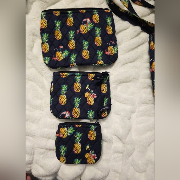 Bundle Vera Bradley Crossbody Purse, Wallet, Pouches,Market Totes, Wristlet EUC - Picture 4 of 14